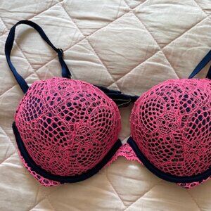 Gorgeous Victoria's Secret lace push-up bra, Bombshell plunge, size 36B